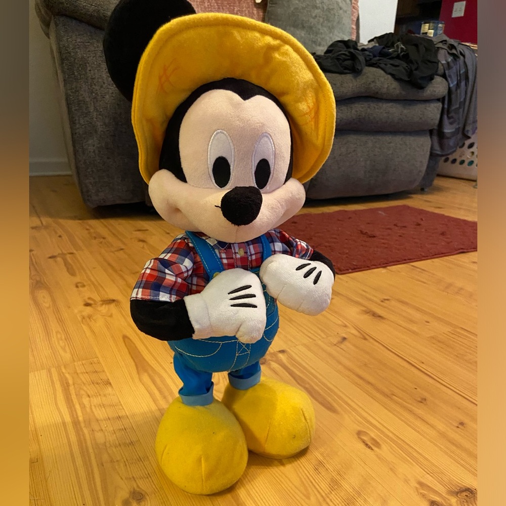 Disney Dancing Mickey Mouse EUC sings and dances to “Old McDonald had a farm